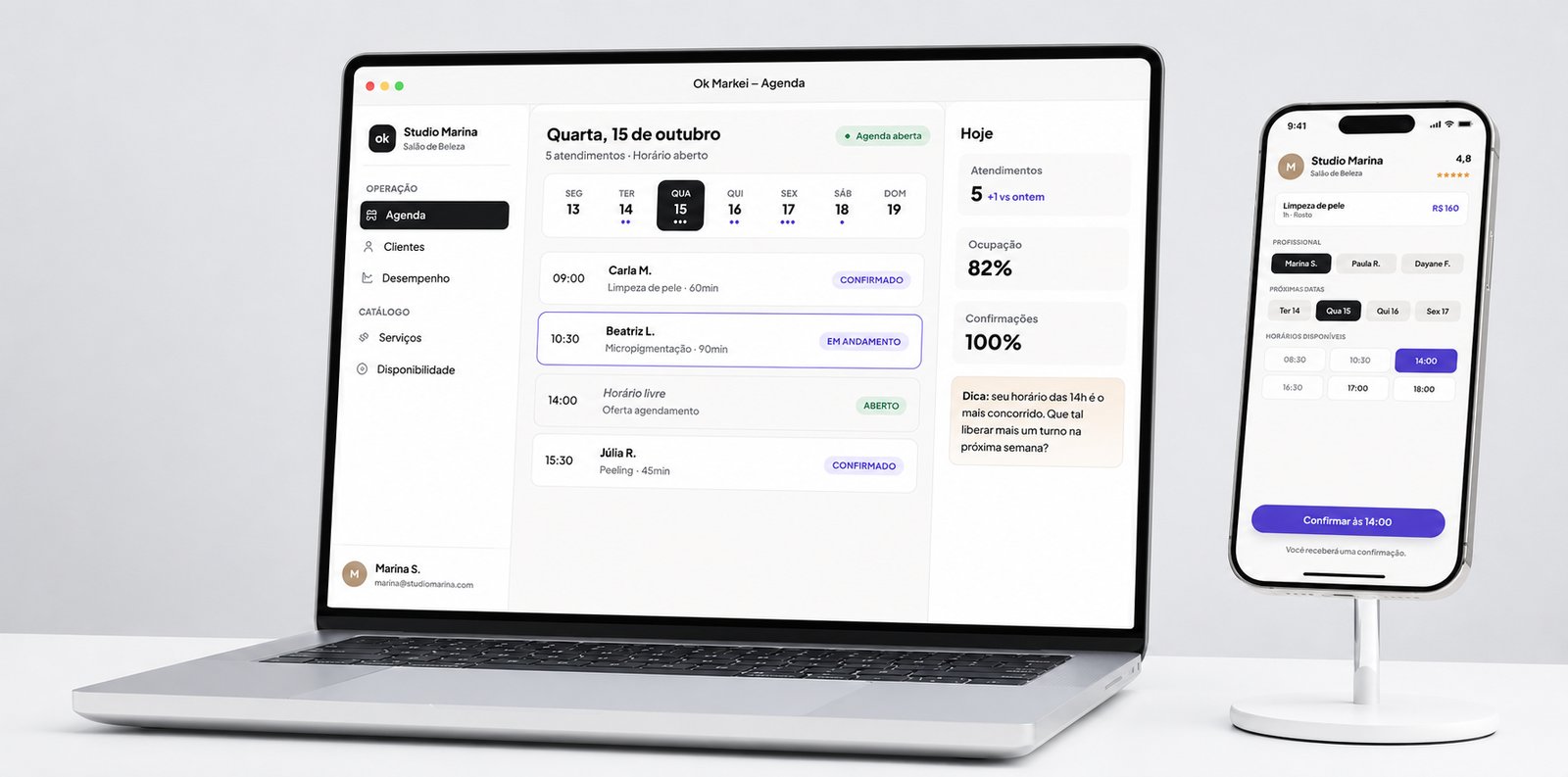 Painel Ok Markei aberto em um MacBook e cliente agendando horário pelo iPhone